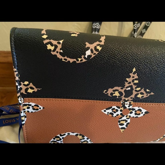 LOUIS VUITTON Jungle OnTheGo GM NWT Monogram Tote - LIMITED EDITION 2019 - Picture 9 of 14